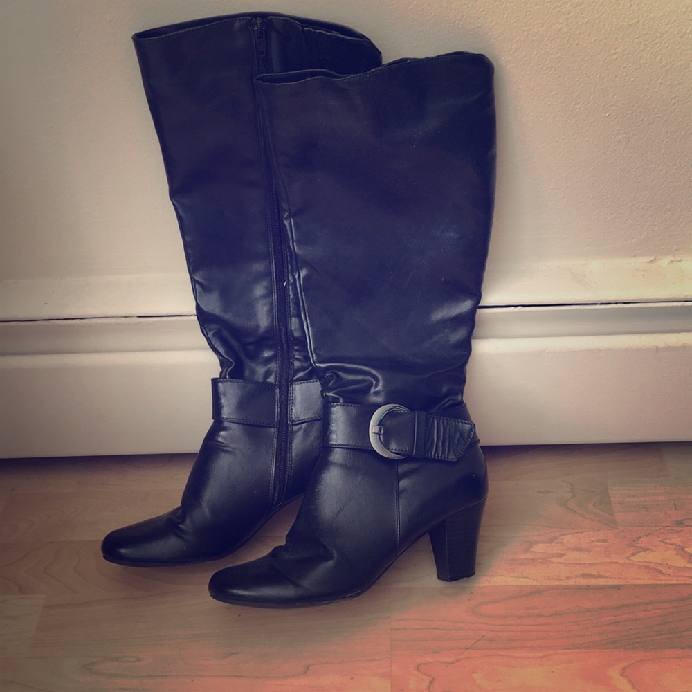 Black heeled boots
